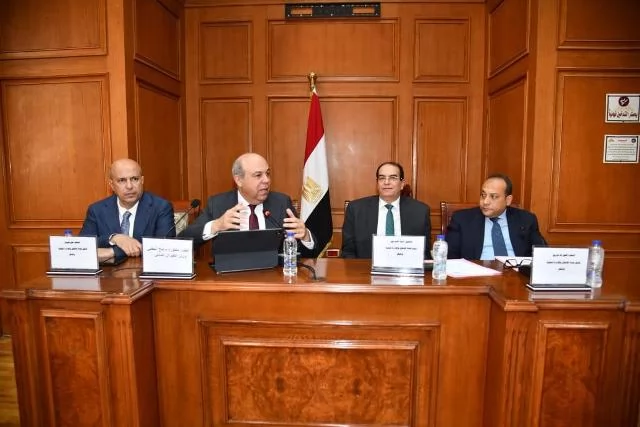 الحفني يستعرض استراتيجيةالوزارة لتعزيزكفاءة واستدامة قطاع الطيران