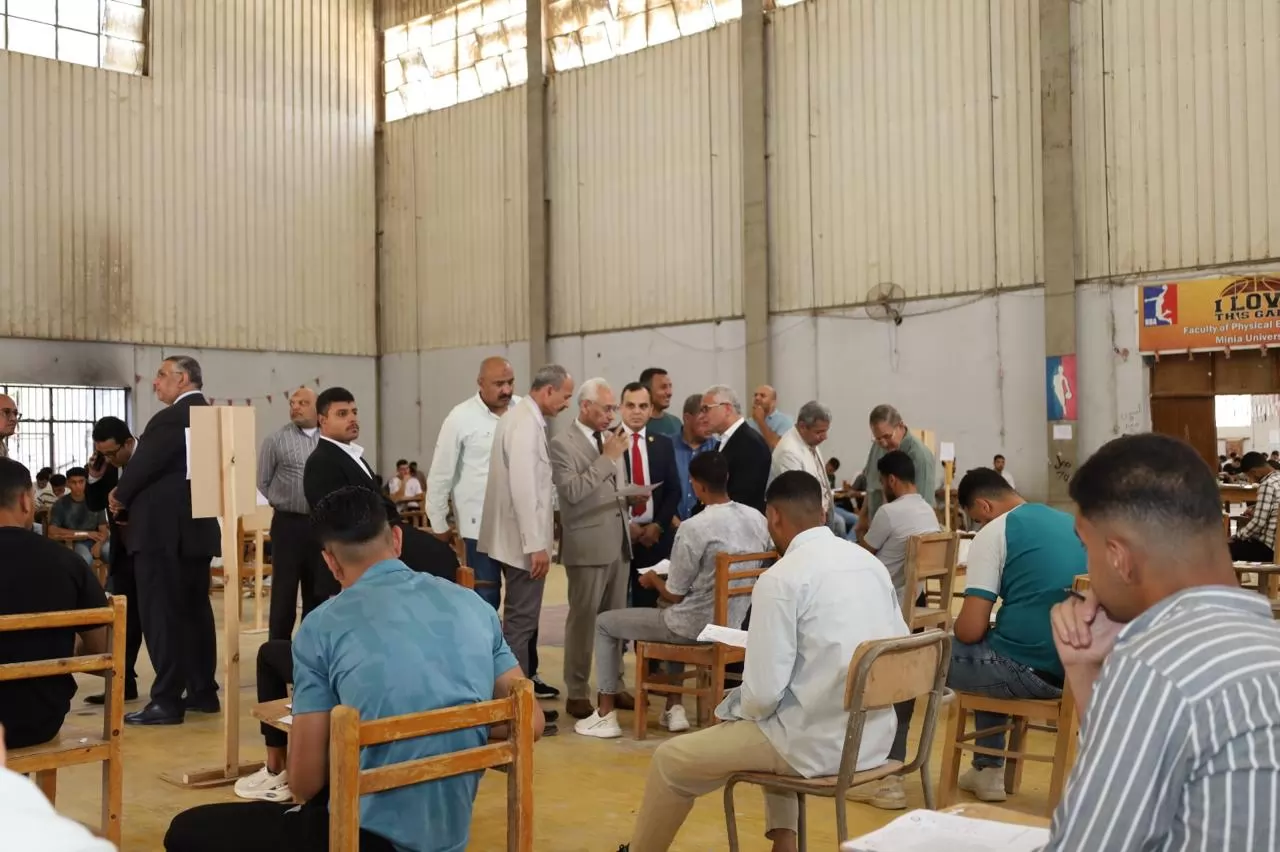  رئيس جامعة المنيا يتابع الامتحانات بكليتي علوم الرياضة والآداب 