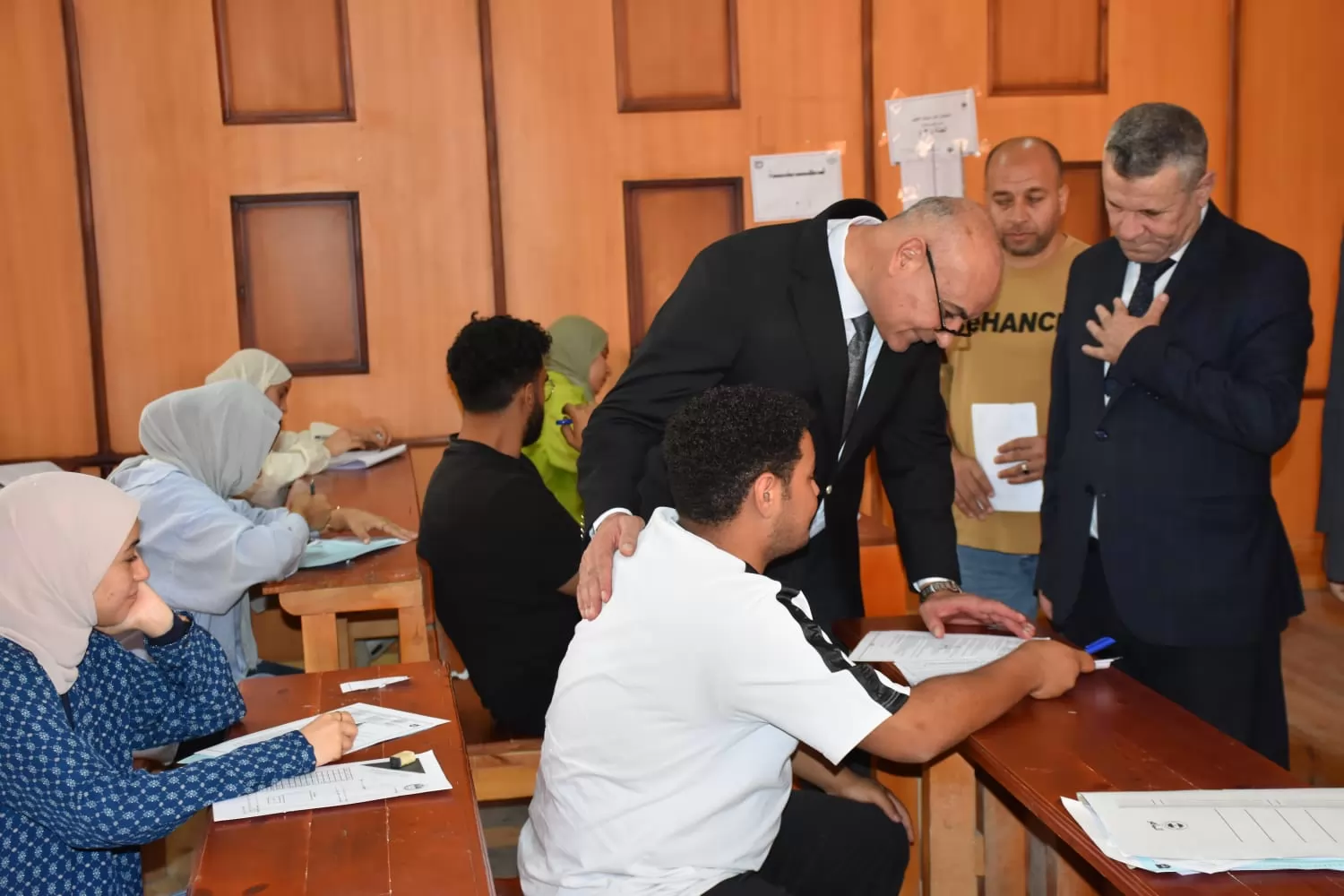 عبدالباري يتابع انتظام الإمتحانات بكليات التربية والتجارة والحقوق
