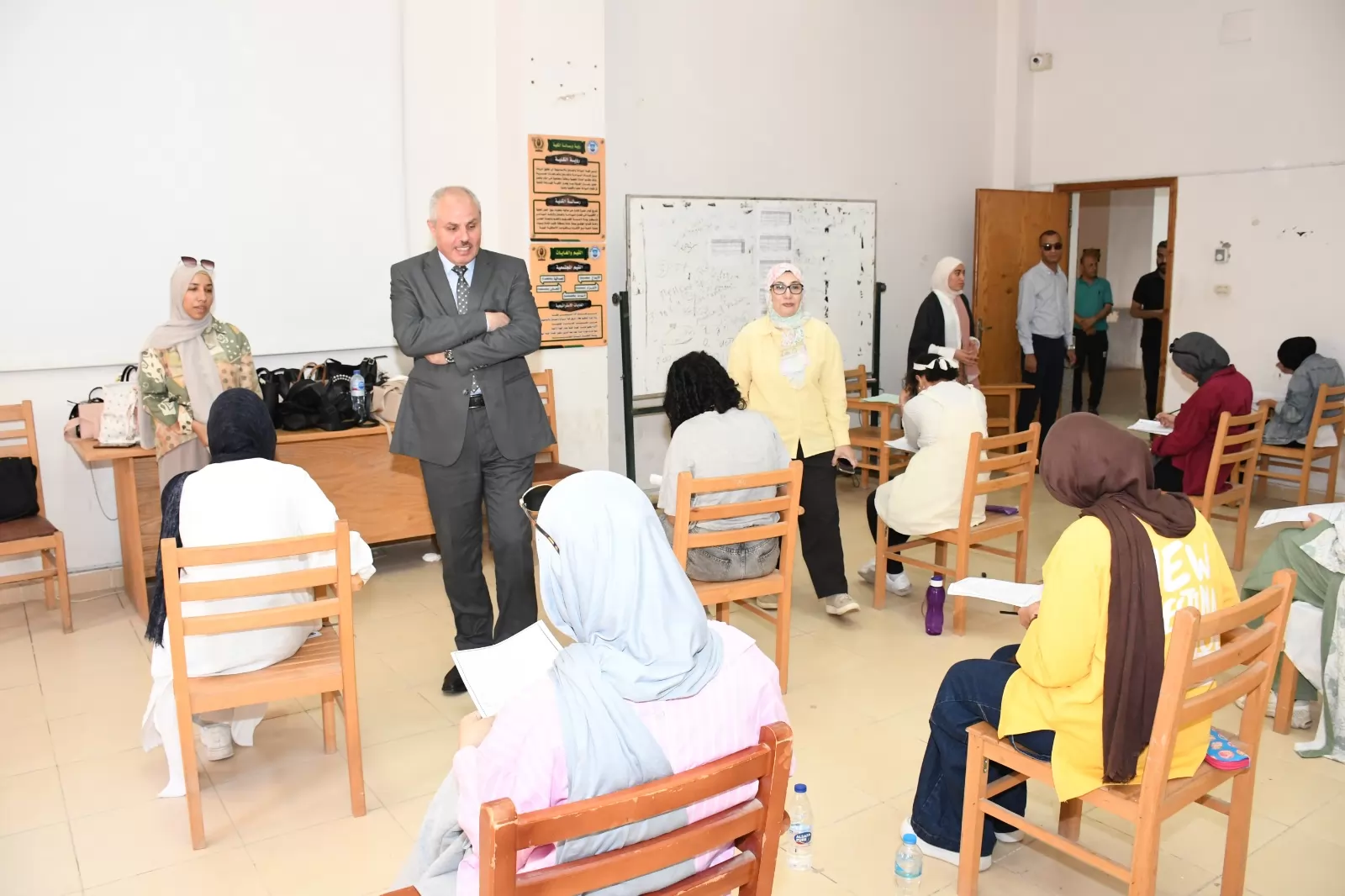 205 طالب يؤدون امتحانات الفترة الثانية بكلية السياحة جامعة القناة
