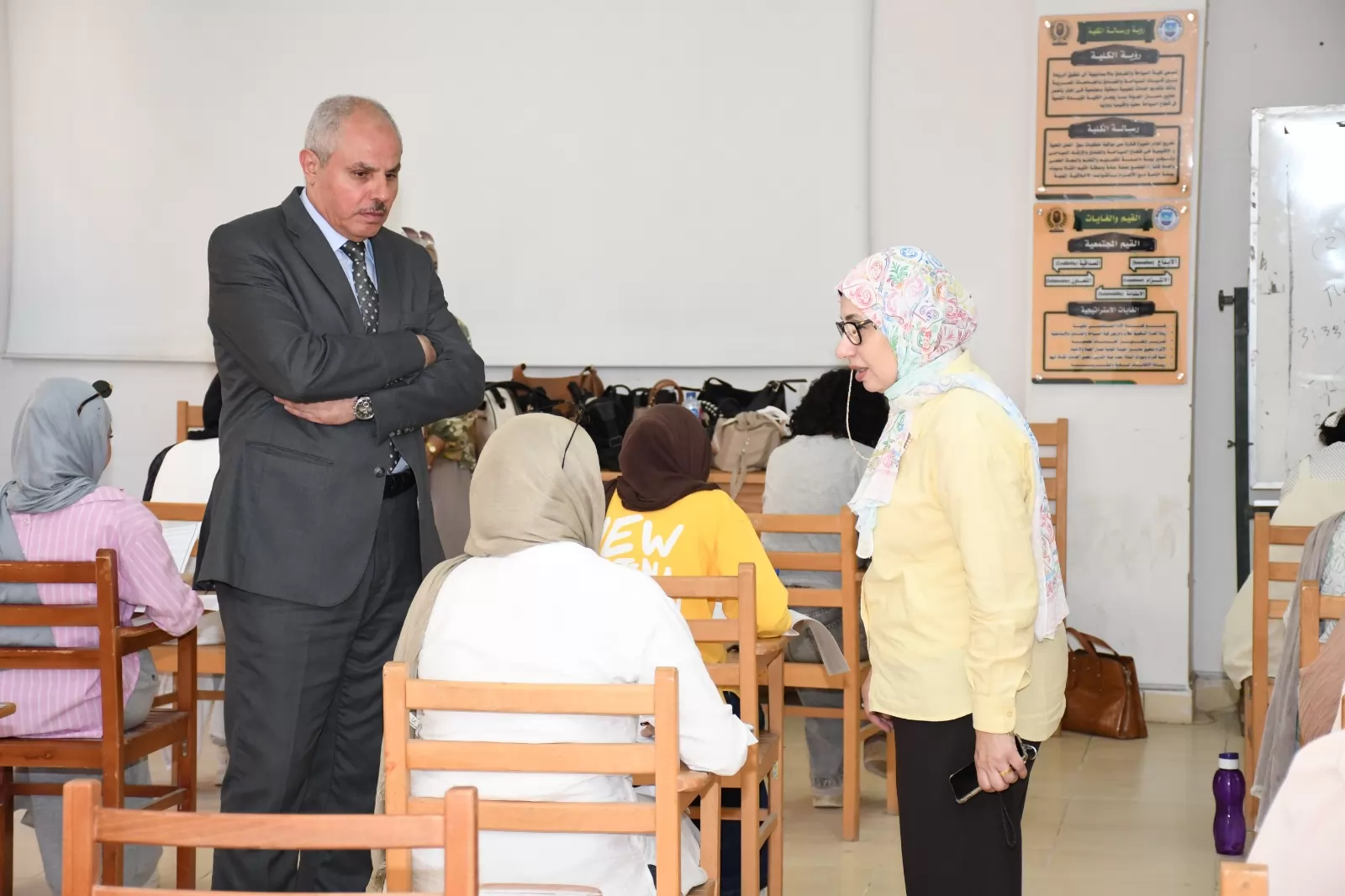 205 طالب يؤدون امتحانات الفترة الثانية بكلية السياحة جامعة القناة