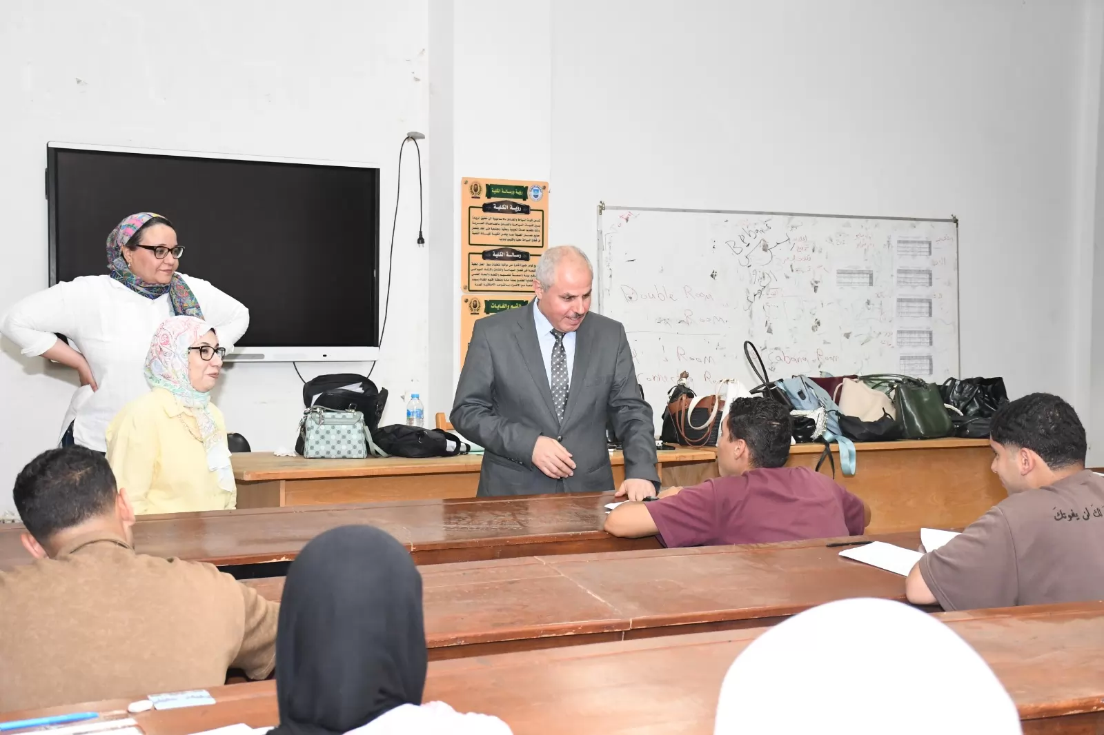 205 طالب يؤدون امتحانات الفترة الثانية بكلية السياحة جامعة القناة