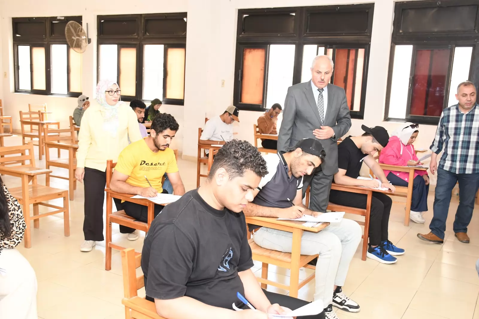 205 طالب يؤدون امتحانات الفترة الثانية بكلية السياحة جامعة القناة