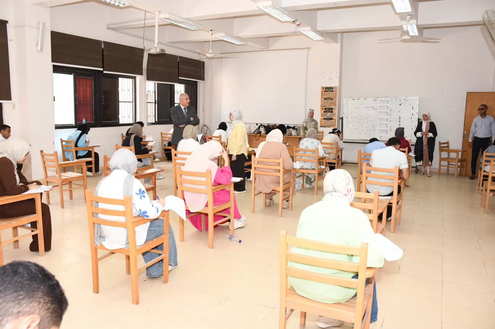205 طالب يؤدون امتحانات الفترة الثانية بكلية السياحة جامعة القناة