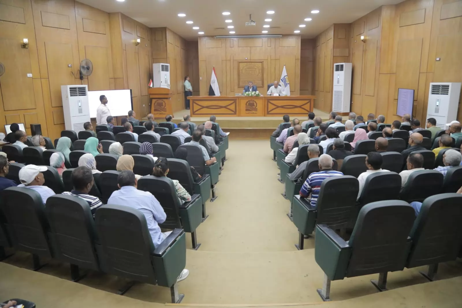 سرعة الانتهاء من ملفات التقنين و فسخ التعاقد واسترداد الأراضي 