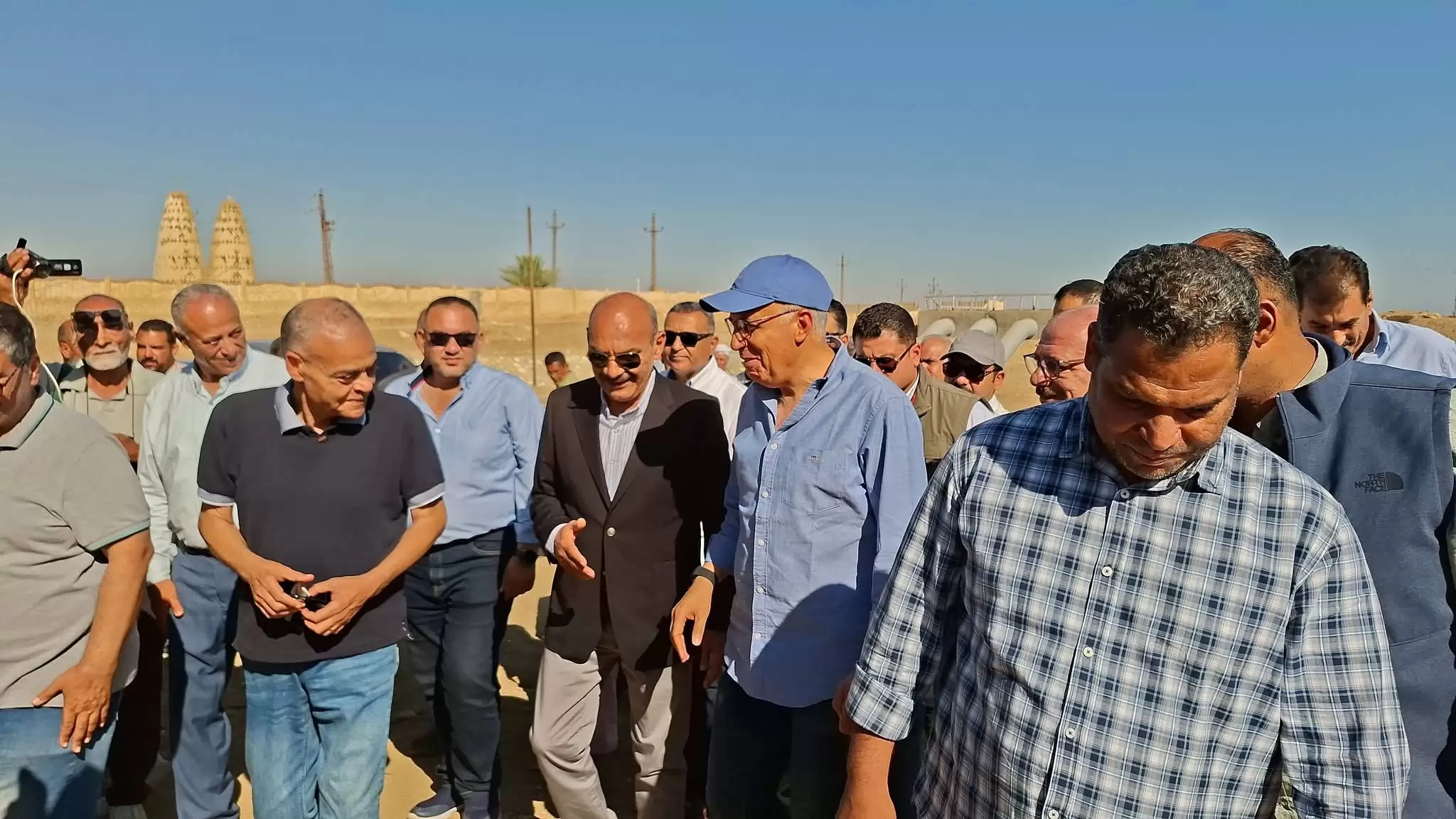 وزير الري يتفقد محطات الرفع بالسويس..صور
