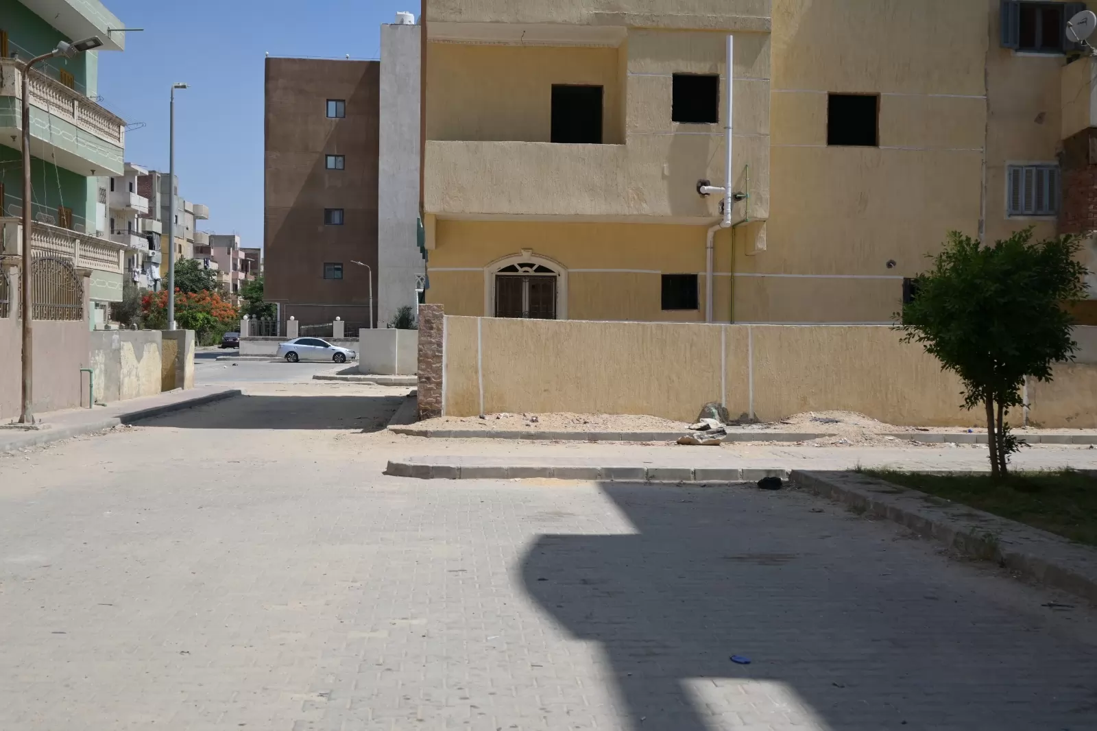 رئيس جهاز العاشر من رمضان يتابع أعمال التطوير بالحي الثاني