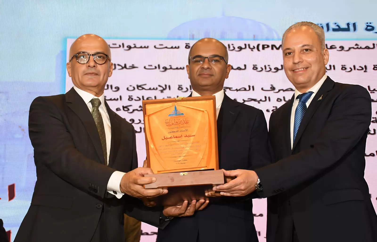 رئيس جامعة عين شمس يشهد فعاليات المؤتمر العلمي لكلية الهندسة
