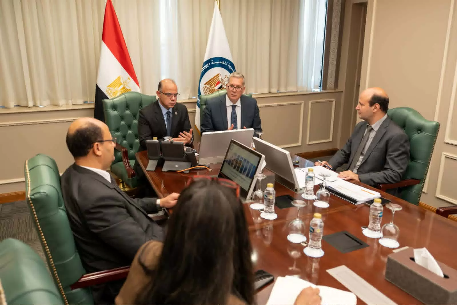 لجنة مشتركة بين 