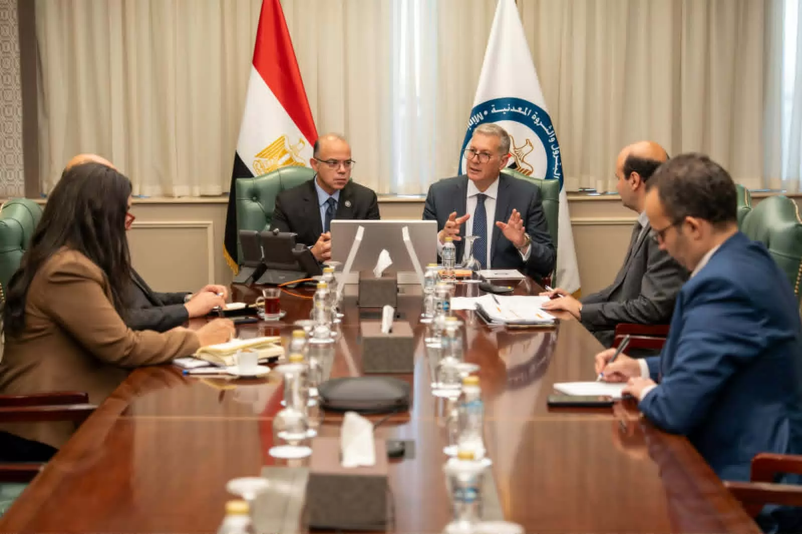 لجنة مشتركة بين 