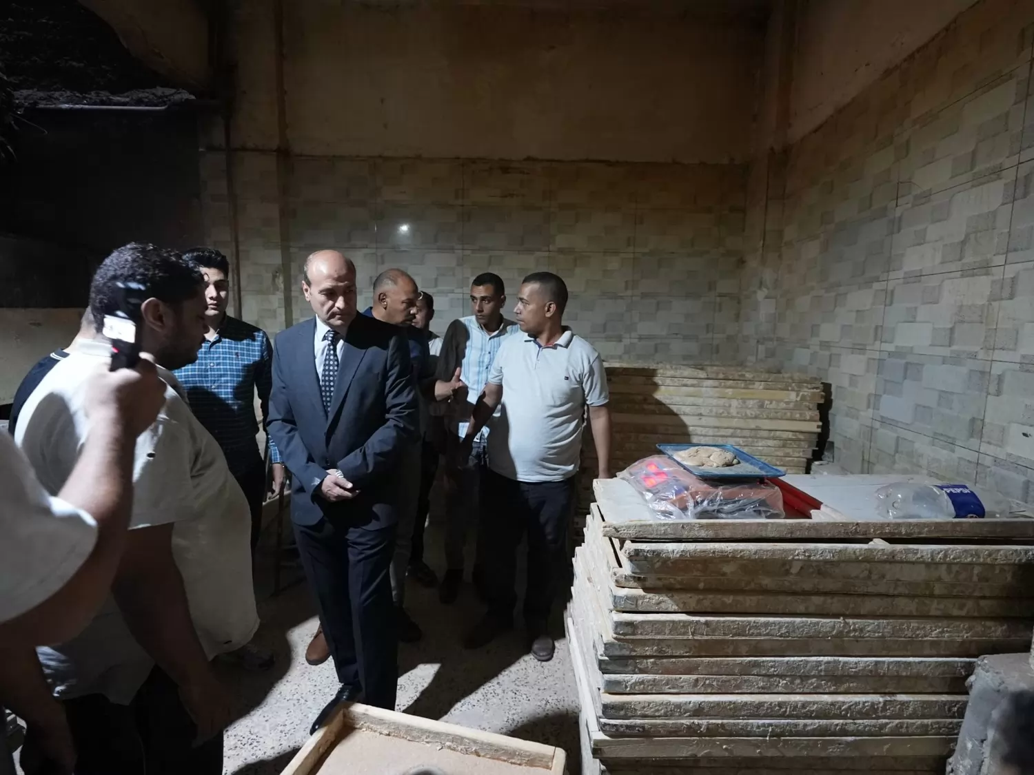 محافظ أسيوط يفاجئ المخابز ويحرر 3 محاضر مخالفات..صور