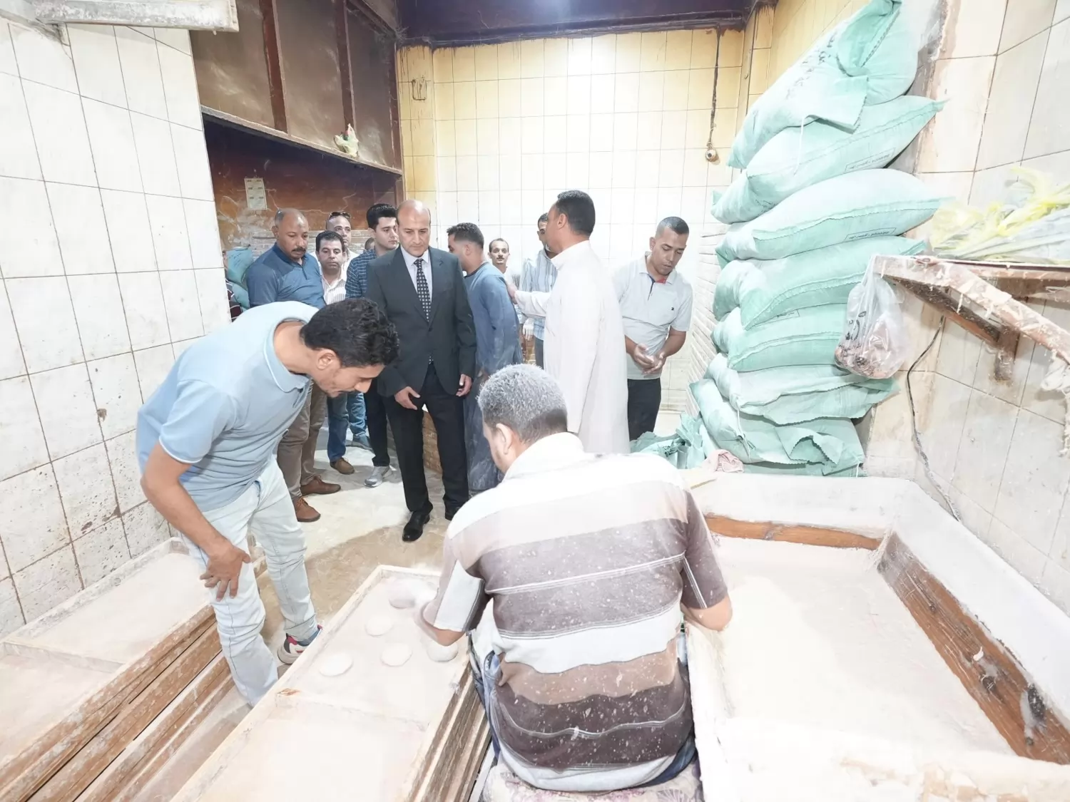 محافظ أسيوط يفاجئ المخابز ويحرر 3 محاضر مخالفات..صور