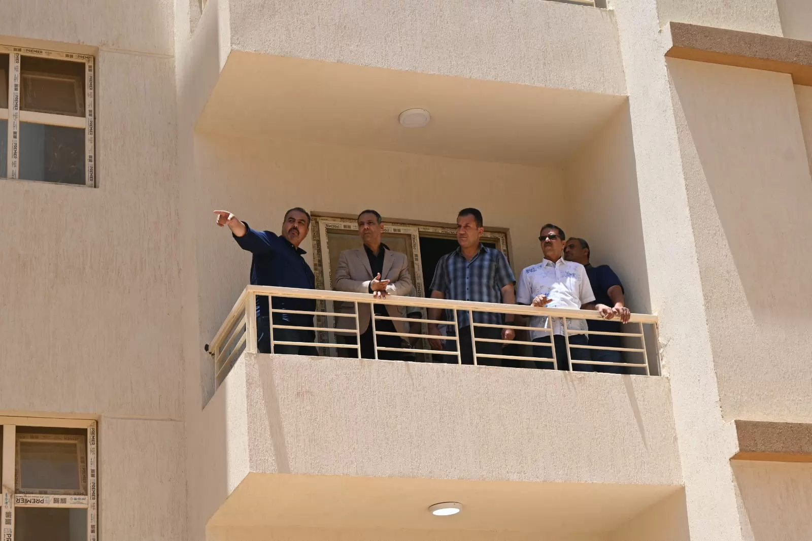 وزيرة الإسكان تتابع موقف تنفيذ المشروعات السكنية بمدن الشروق والع