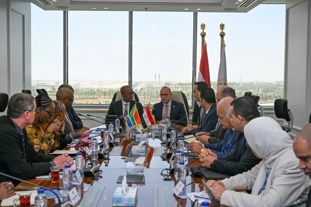وزير الاستثمار يبحث مع نظيره الجنوب أفريقي تعزيز الشراكة الاقتصادية