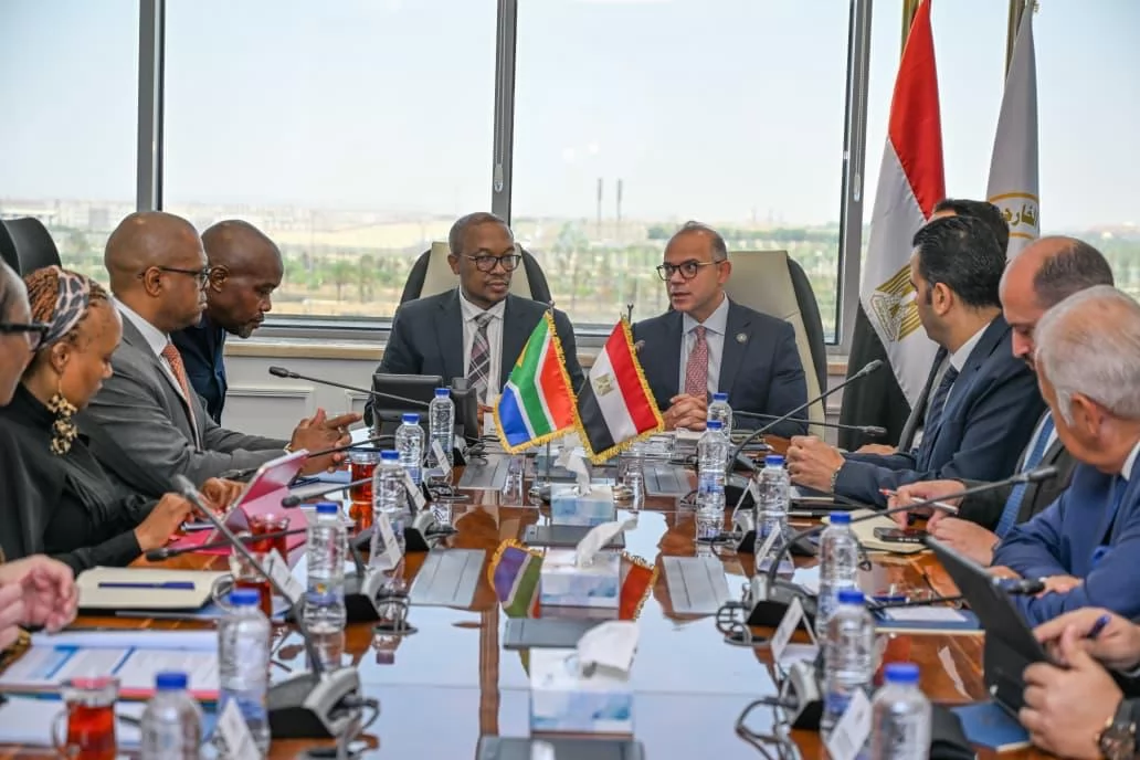 وزير الاستثمار يبحث مع نظيره الجنوب أفريقي تعزيز الشراكة الاقتصادية