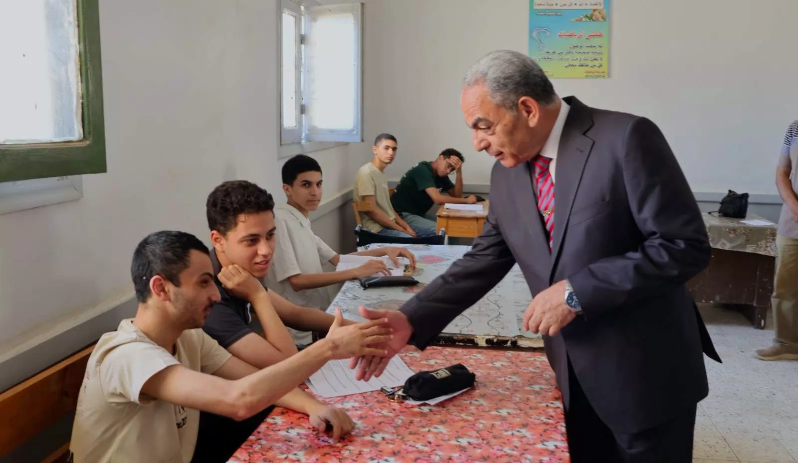 محافظ الإسماعيلية يتفقد لجان امتحانات الثانوية العامة في فايد.صور