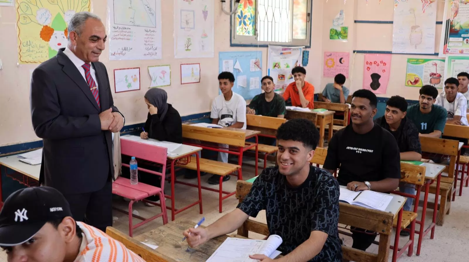 محافظ الإسماعيلية يتفقد لجان امتحانات الثانوية العامة في فايد.صور