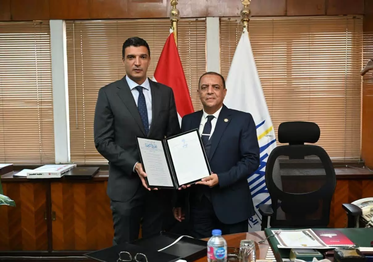 وزير الصناعة يتفقد عمليات الإنتاج بهيئة شئون المطابع الأميرية
