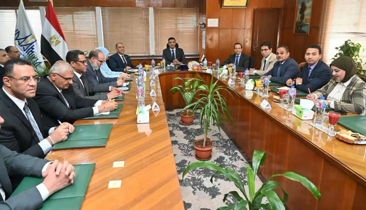 وزير الصناعة يتفقد عمليات الإنتاج بهيئة شئون المطابع الأميرية