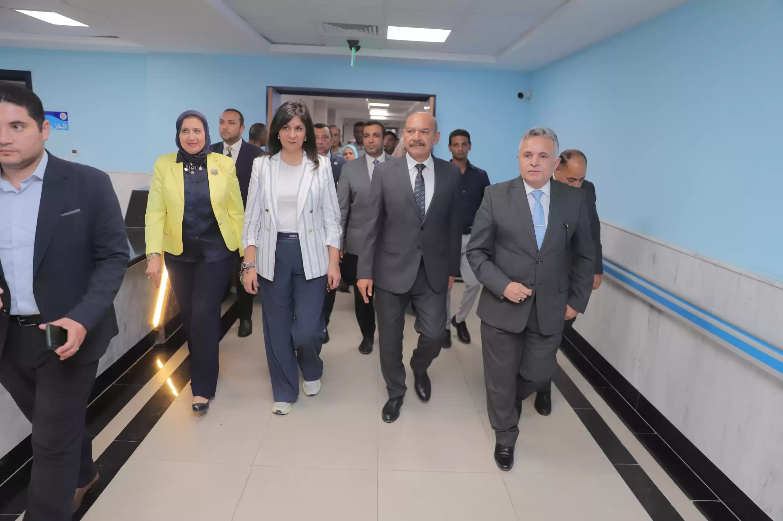 محافظ السويس والسفيرة نبيلة مكرم يتفقدان المستشفى الجامعى  