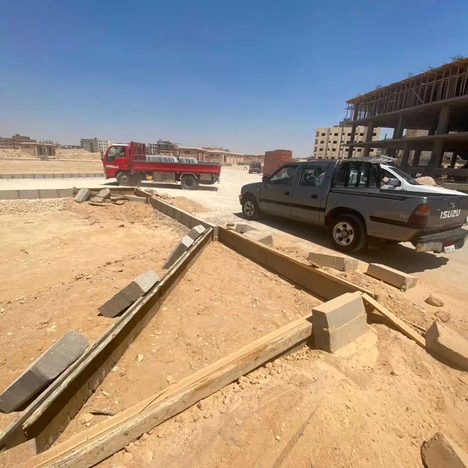 جهاز القاهرة الجديدة يرفع كفاءة الطرق في بيت الوطن