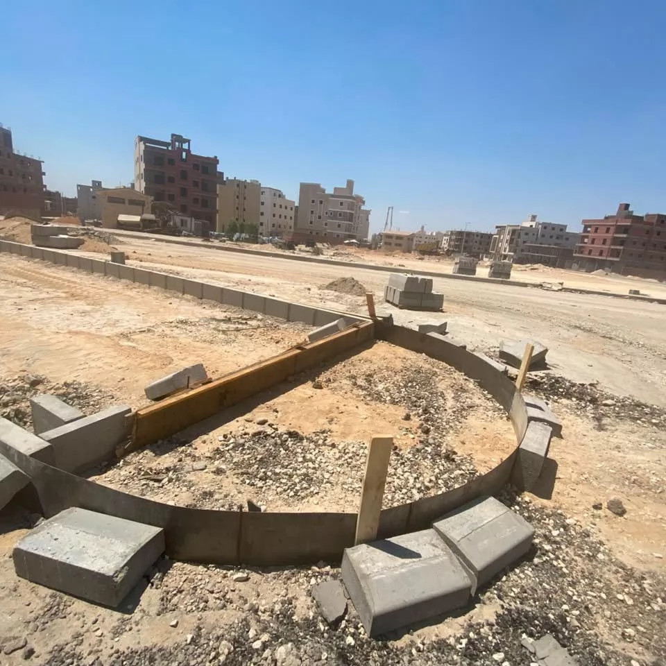 جهاز القاهرة الجديدة يرفع كفاءة الطرق في بيت الوطن