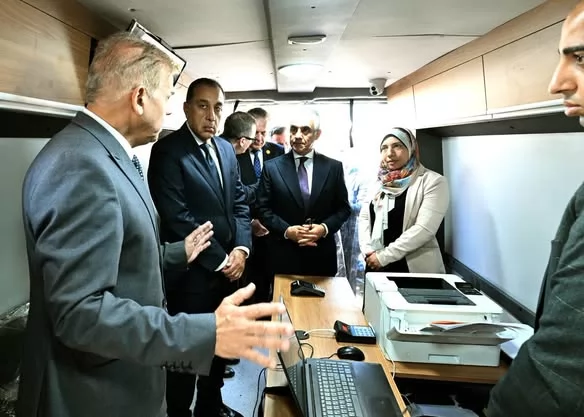 رئيس الوزراء يشهد تسليم 50 مركزًا تكنولوجيًا متنقلًا لوزارة العدل