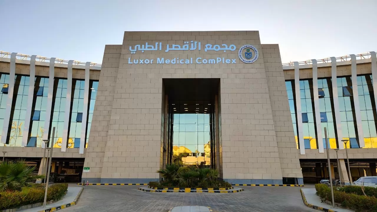 الرعاية الصحية: نجاح أول جراحة دقيقة لاستئصال ورم بالمخ في الأقصر