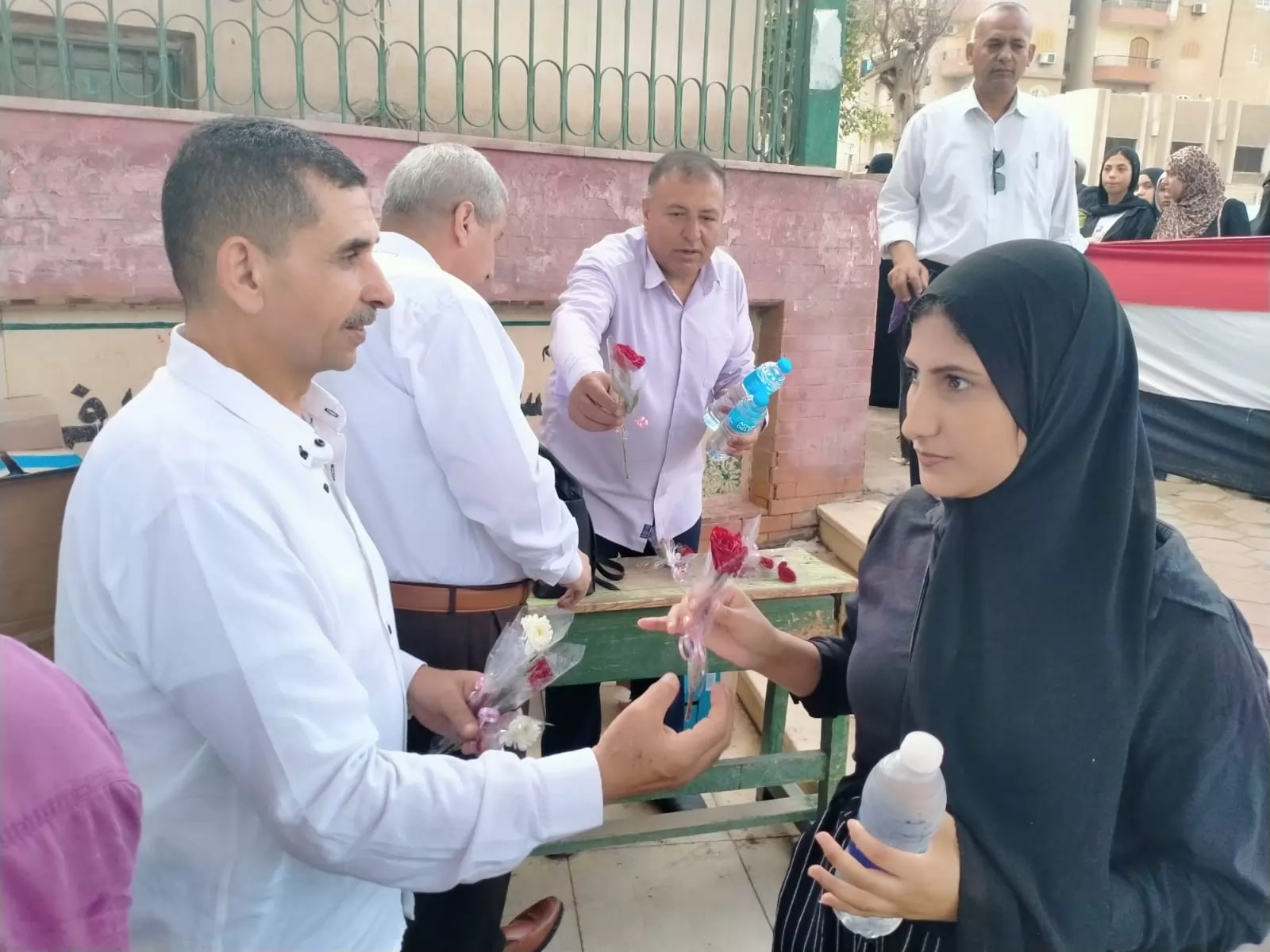 المياه المبردة والورود لزملاء فقيدة الثانوية العامة بالشرقية 