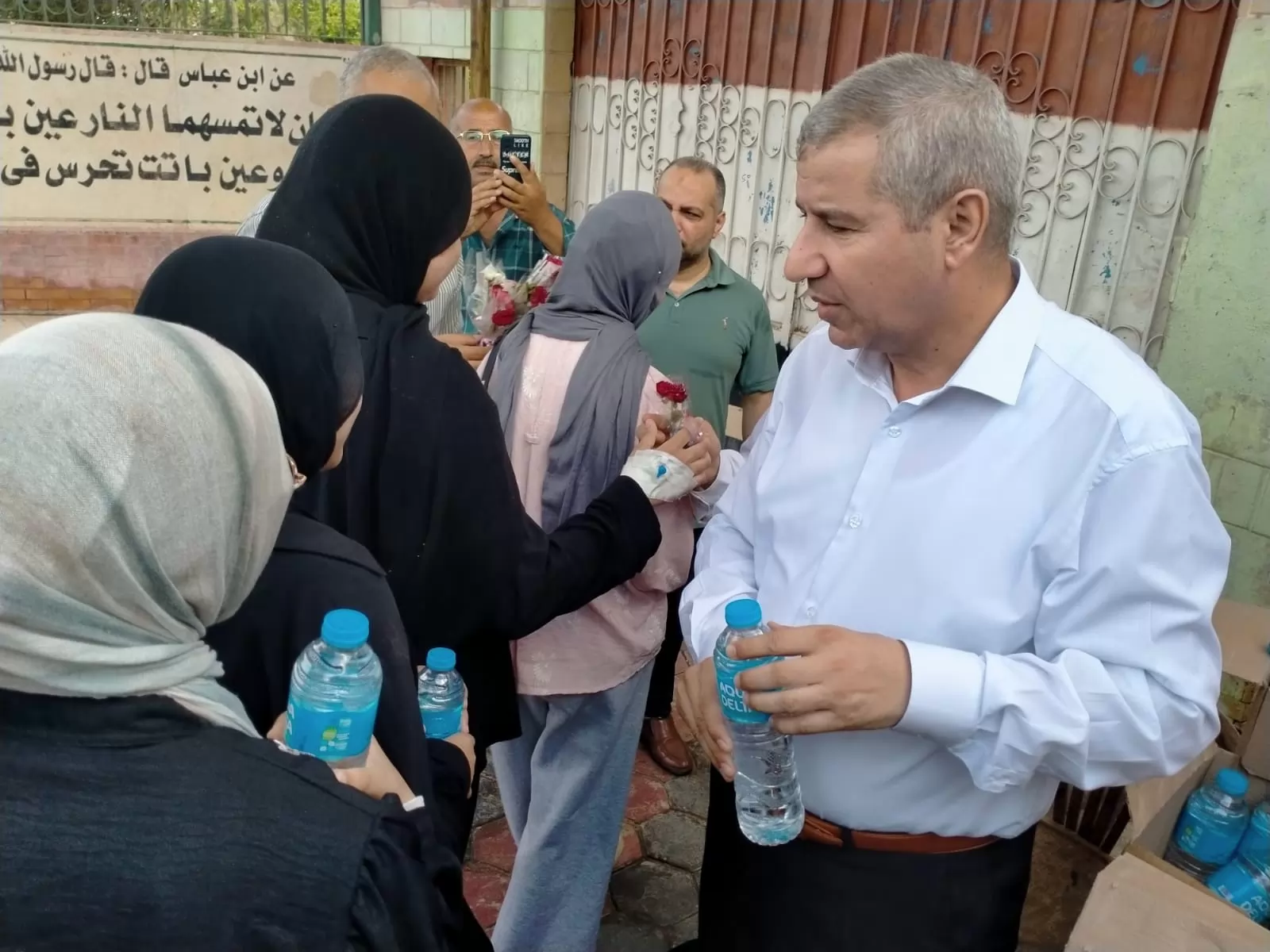 المياه المبردة والورود لزملاء فقيدة الثانوية العامة بالشرقية 