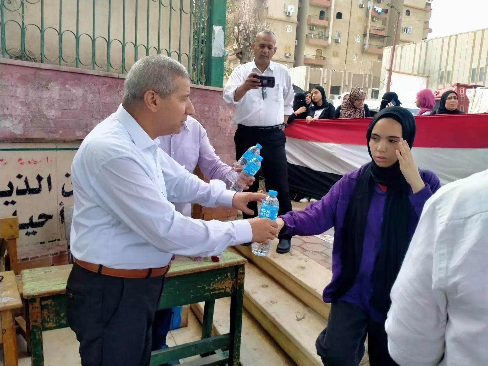 المياه المبردة والورود لزملاء فقيدة الثانوية العامة بالشرقية 