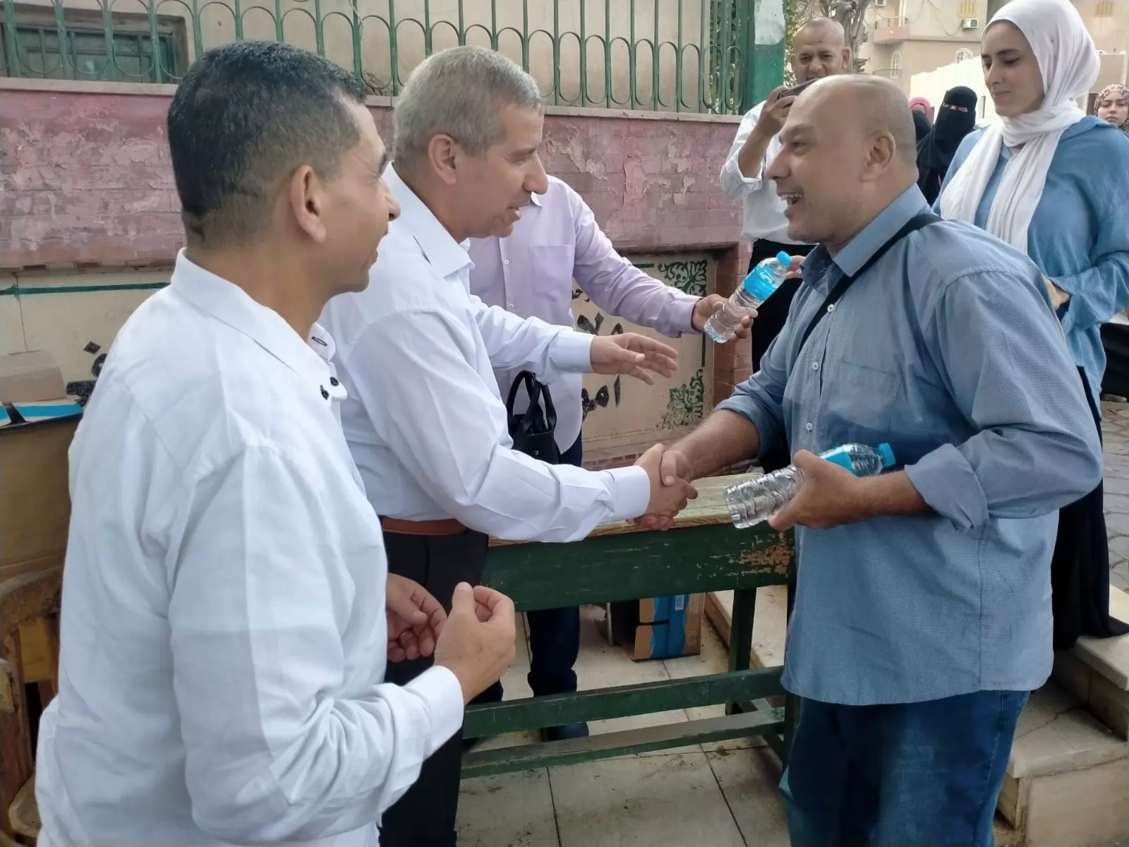 المياه المبردة والورود لزملاء فقيدة الثانوية العامة بالشرقية 