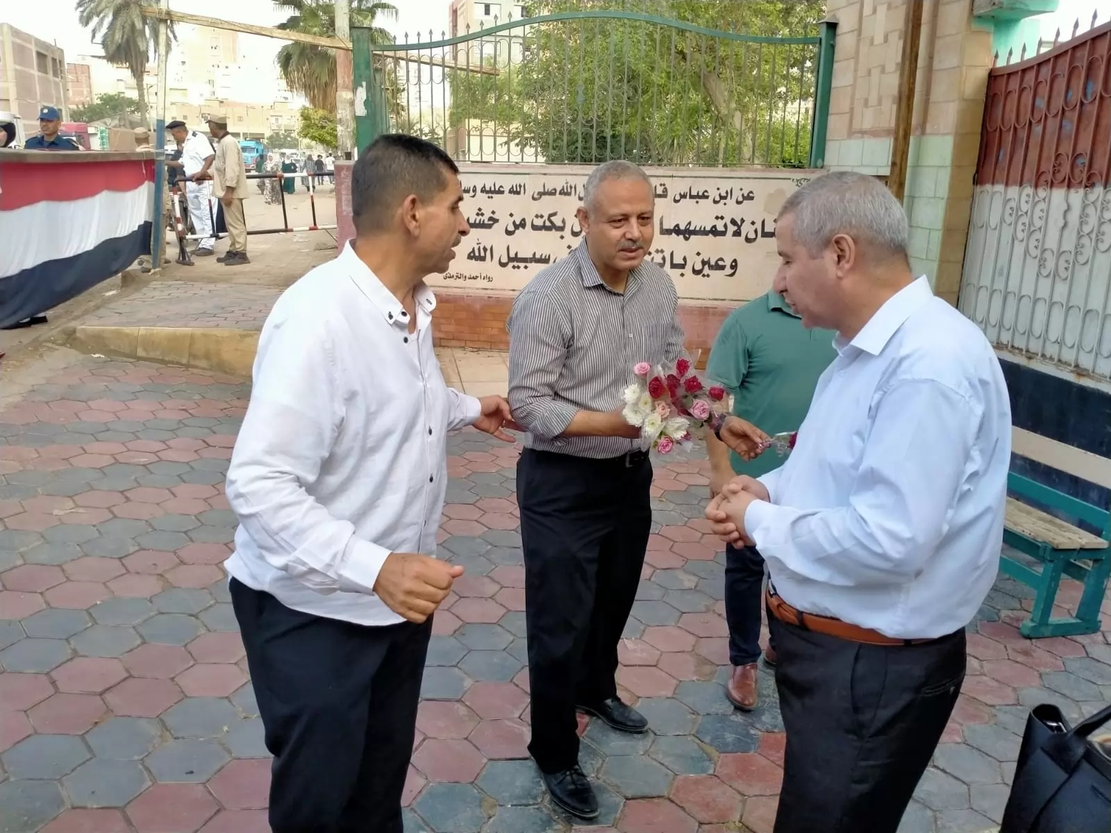 المياه المبردة والورود لزملاء فقيدة الثانوية العامة بالشرقية 