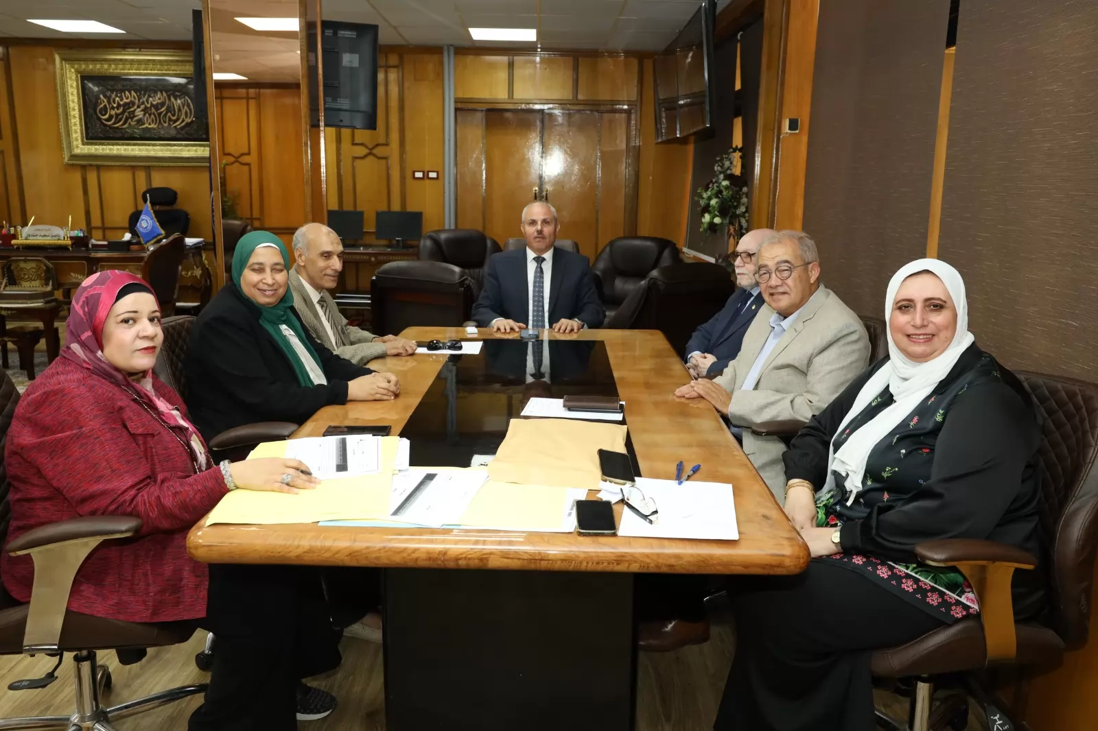 جامعة قناة السويس تكرّم الدكتور ماجد العزازي ويُهديه درع الجامعة