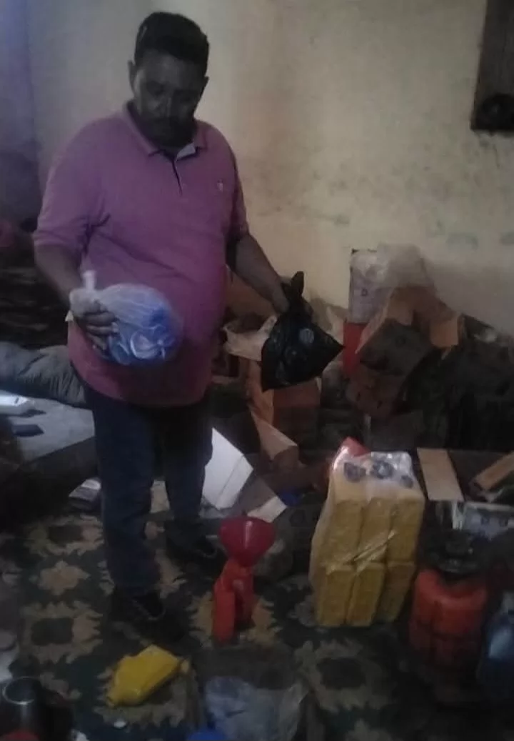 ضبط مصنع غير مرخص لتقليد زيوت السيارات الشهيرة في قنا