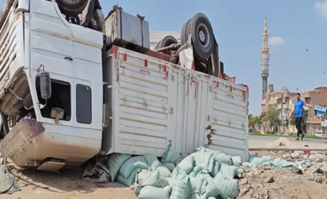 انقلاب سيارة نقل محملة بالدقيق إثر اصطدامها بسيارة نصف نقل بطنطا