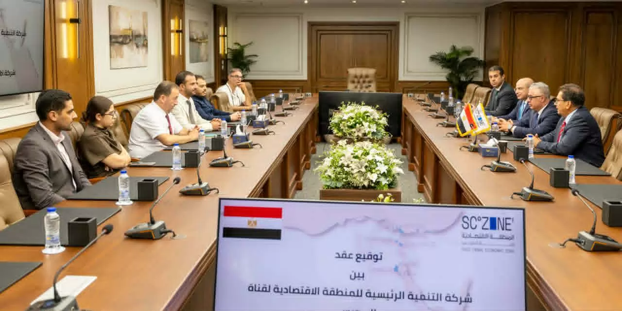 رئيس اقتصادية قناة السويس يشهد توقيع عقد 