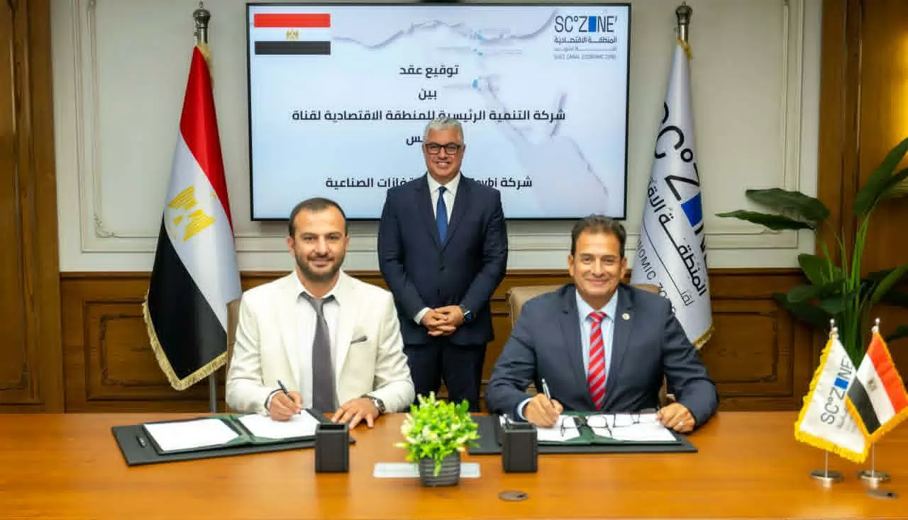 رئيس اقتصادية قناة السويس يشهد توقيع عقد 
