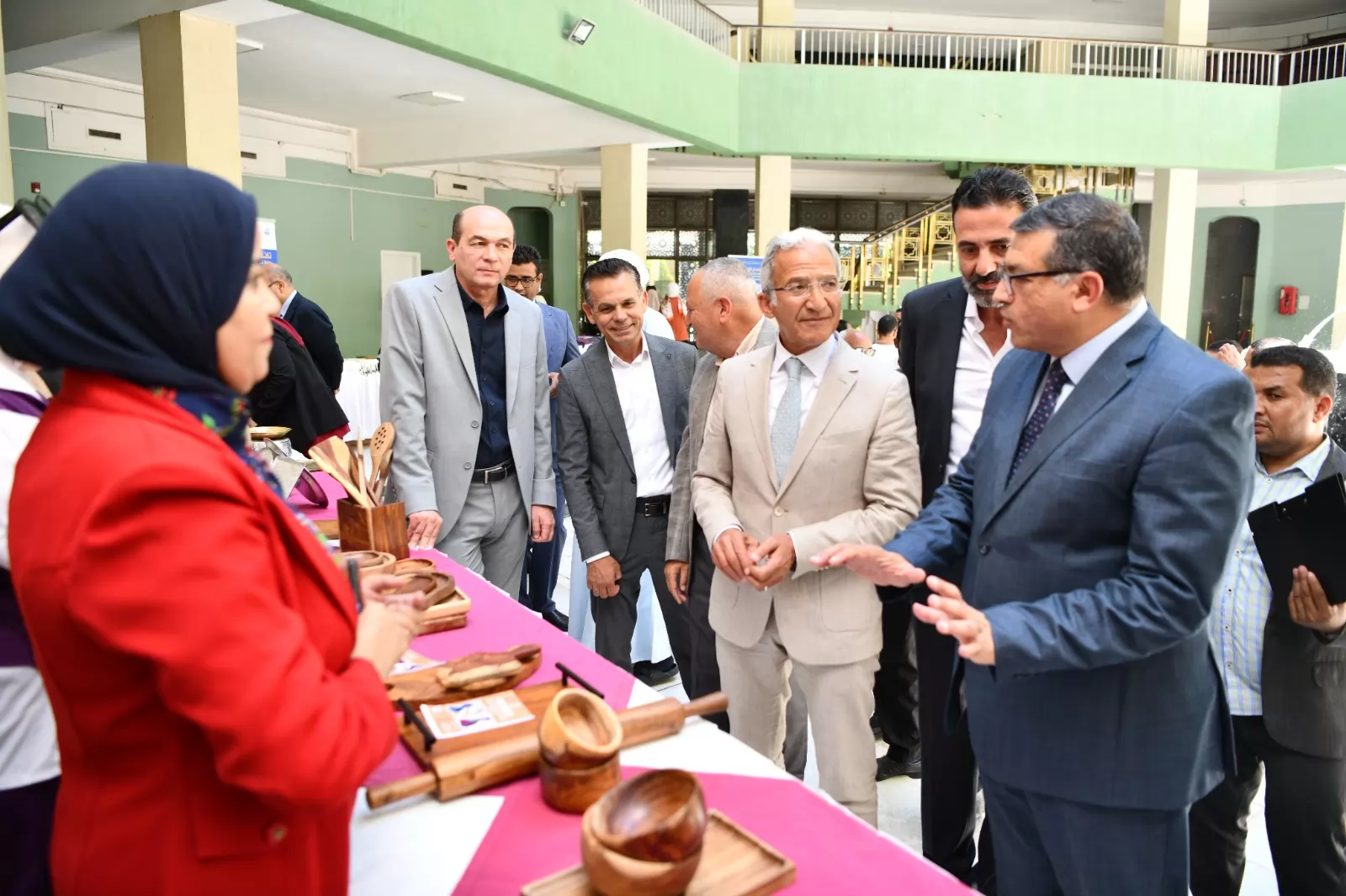 محافظ قنا يتفقد معرض الحرف التراثية بديوان عام المحافظة