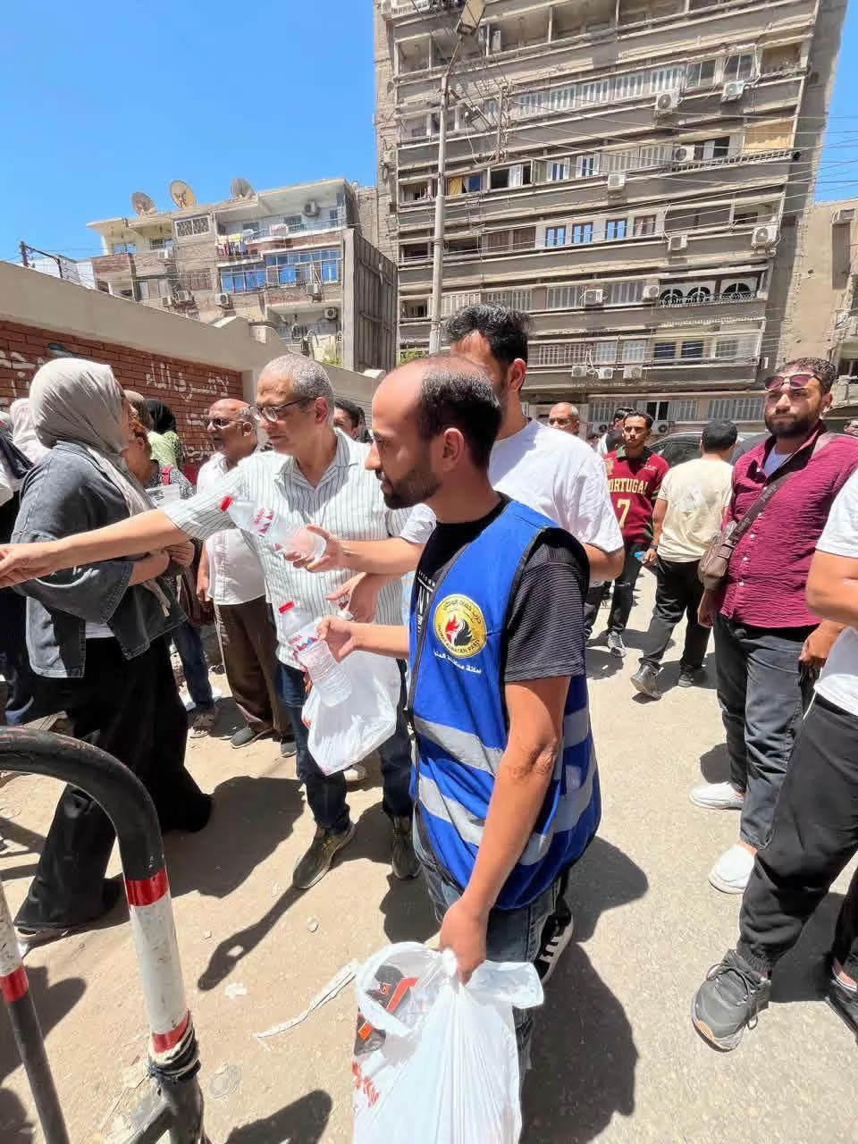 حماة الوطن بالمنيا يوزع المياه والعصائر أمام اللجان