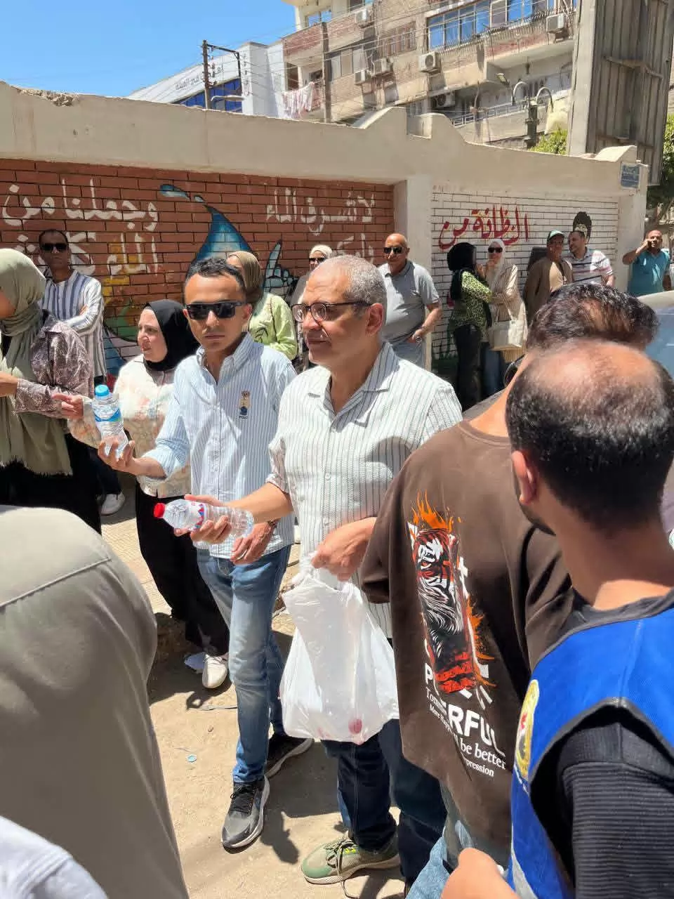 حماة الوطن بالمنيا يوزع المياه والعصائر أمام اللجان