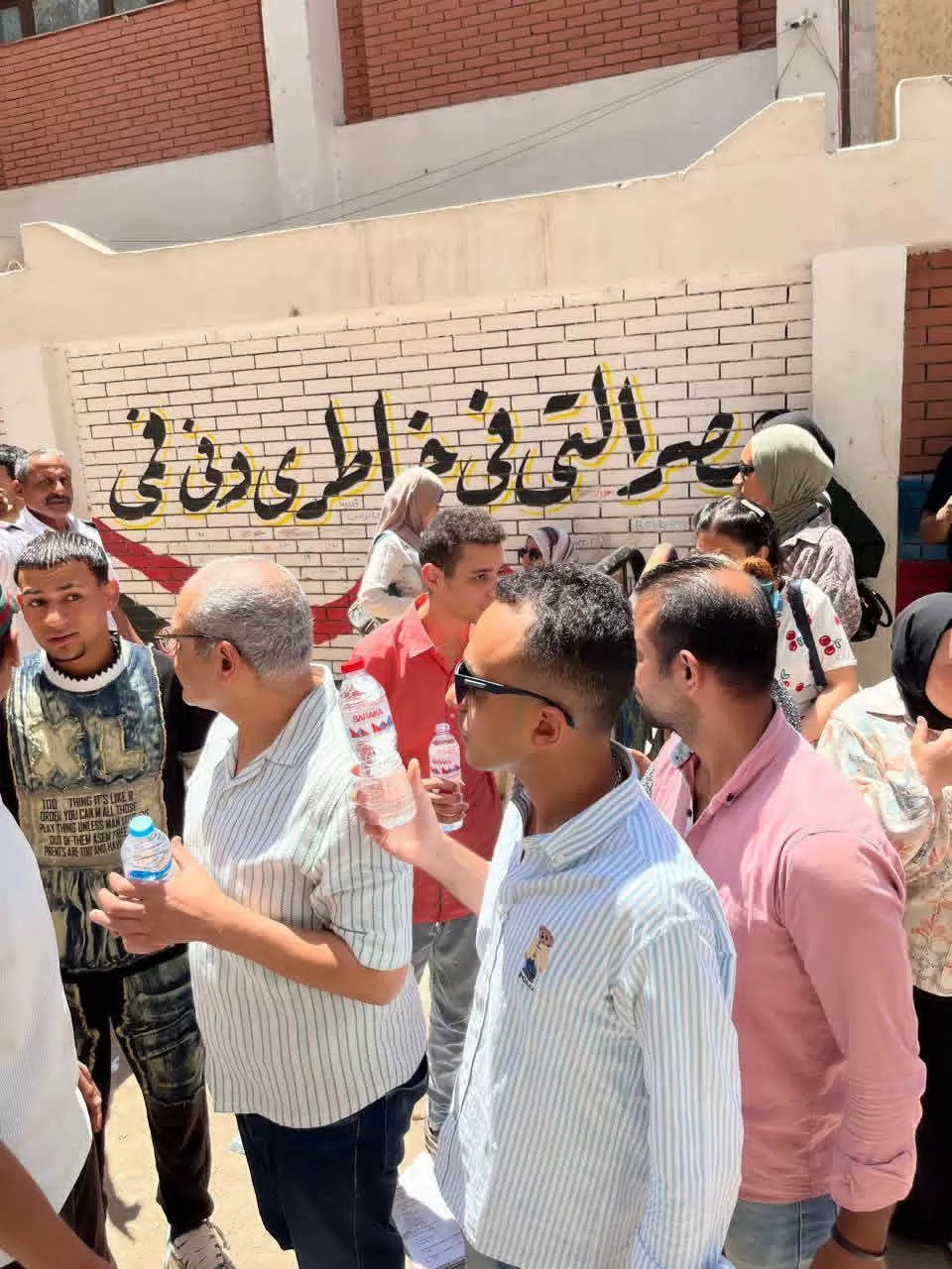 حماة الوطن بالمنيا يوزع المياه والعصائر أمام اللجان