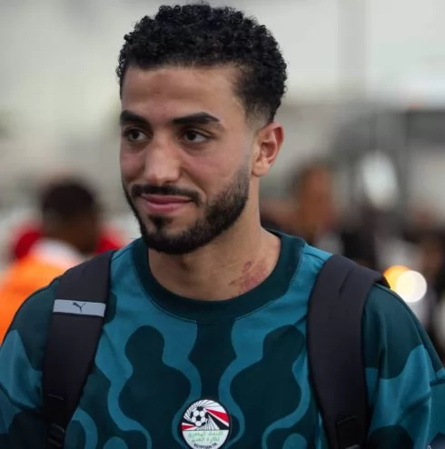 بعثة منتخب مصر في طريقها إلى مدينة العلمين - شاهد