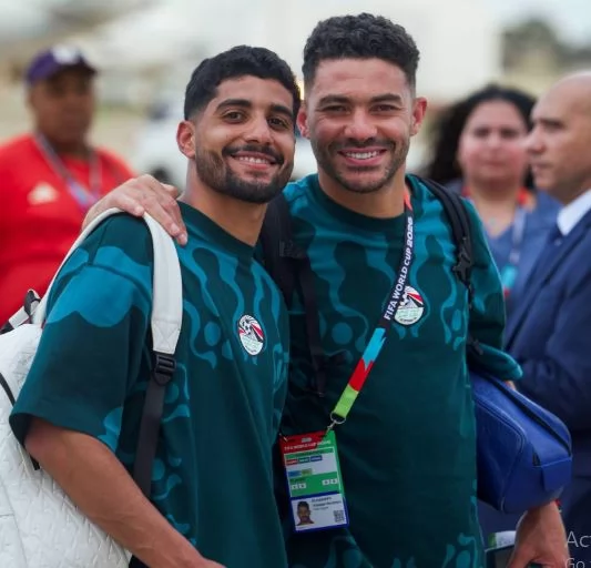 بعثة منتخب مصر في طريقها إلى مدينة العلمين - شاهد