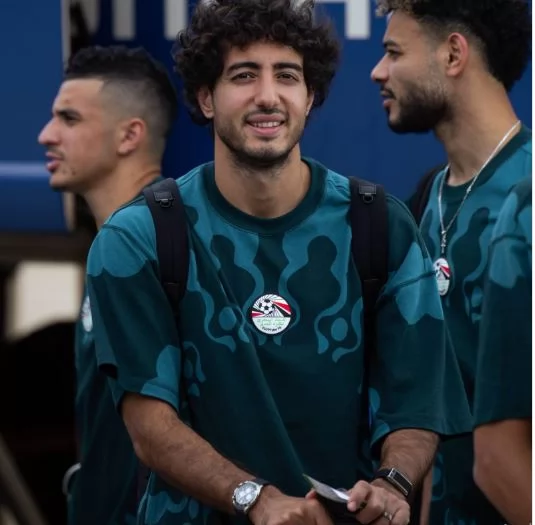 بعثة منتخب مصر في طريقها إلى مدينة العلمين - شاهد