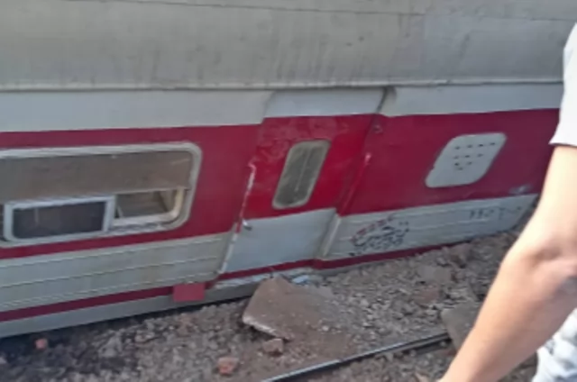 إصابة 14 راكبا أثر خروج عربة قطار عن القضبان بمحطة محلة روح بطنطا