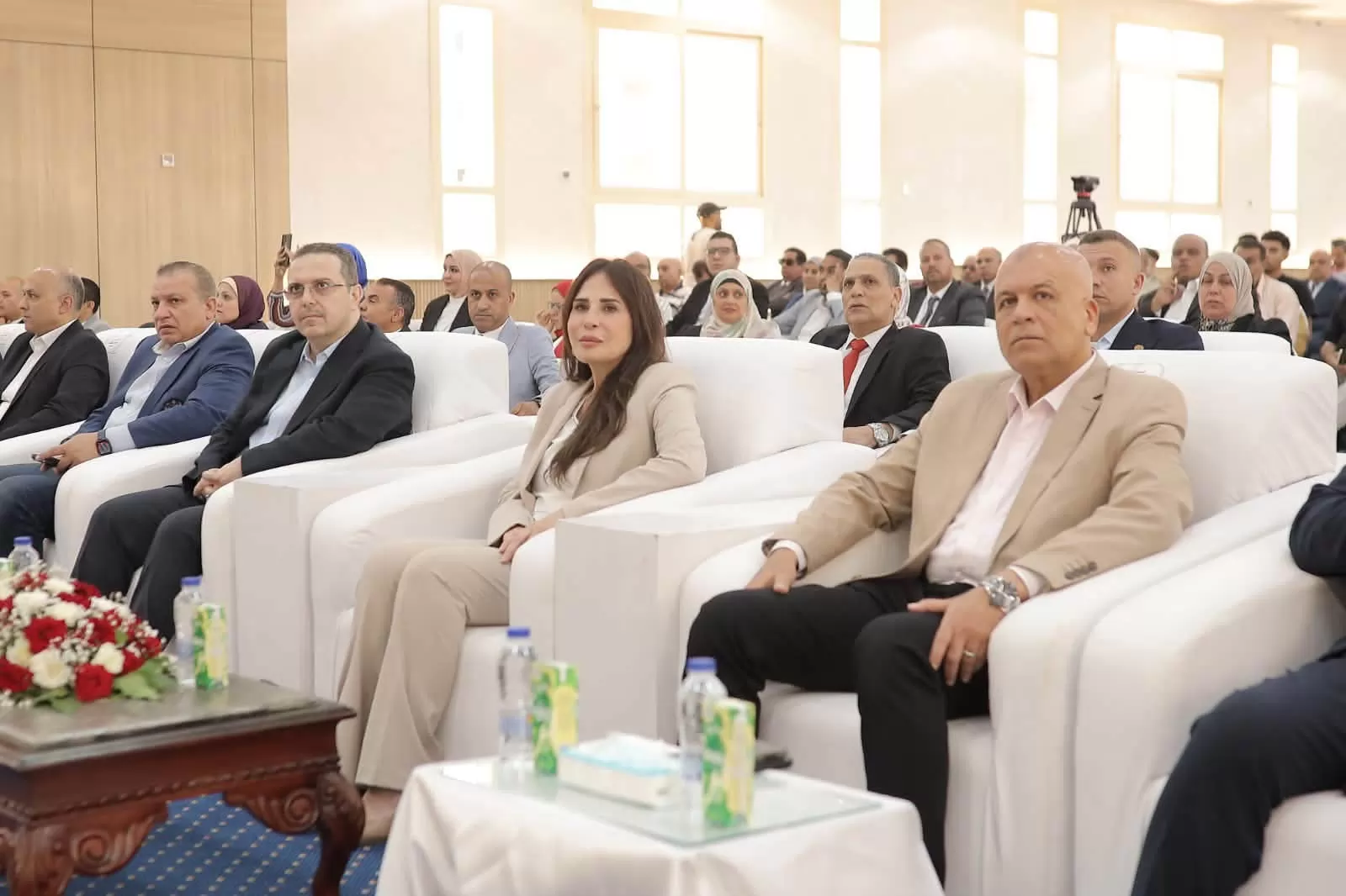 وزيرة الإسكان تكرّم رئيس جهاز مدينة العبور الجديدة