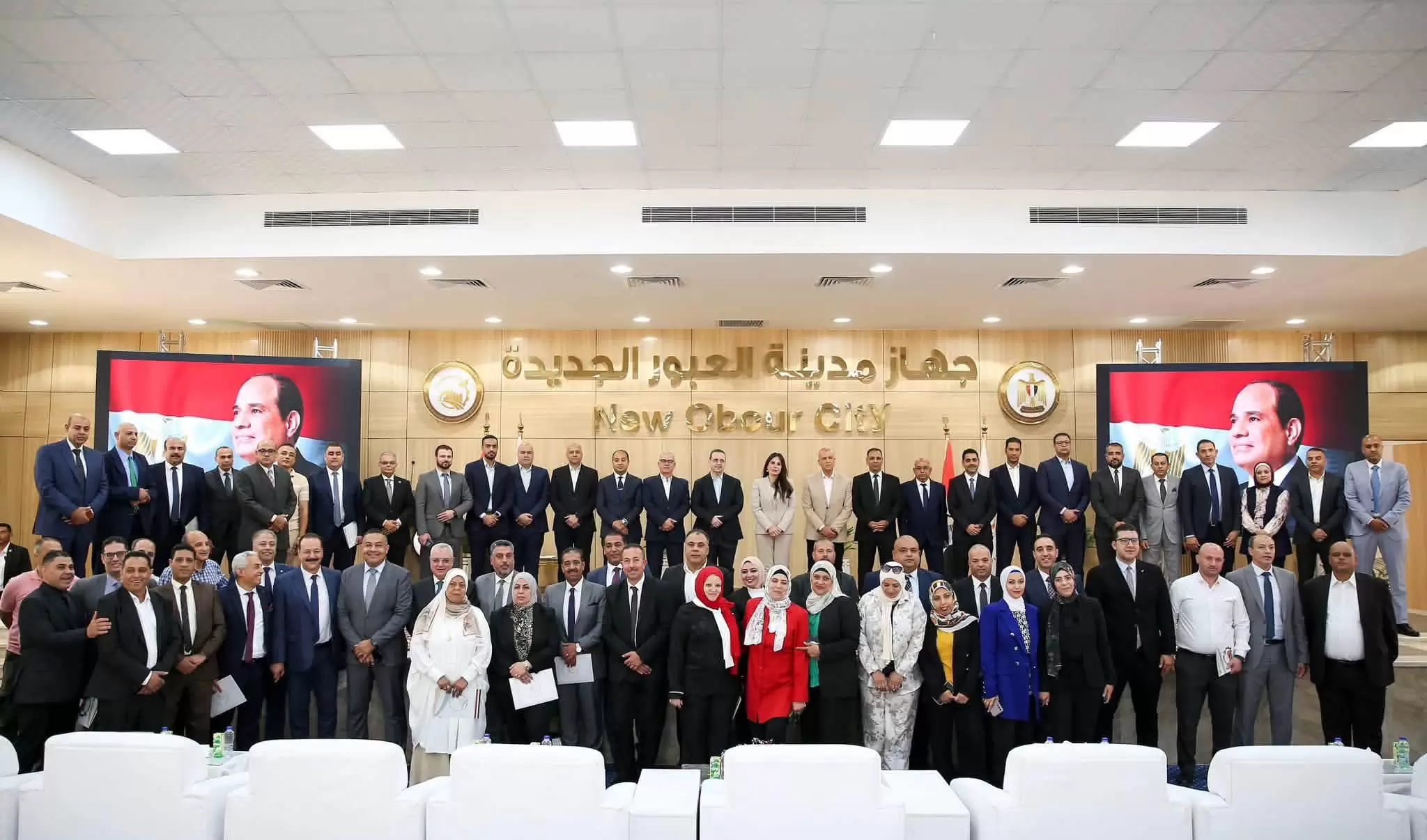 وزيرة الإسكان تكرّم رئيس جهاز مدينة العبور الجديدة