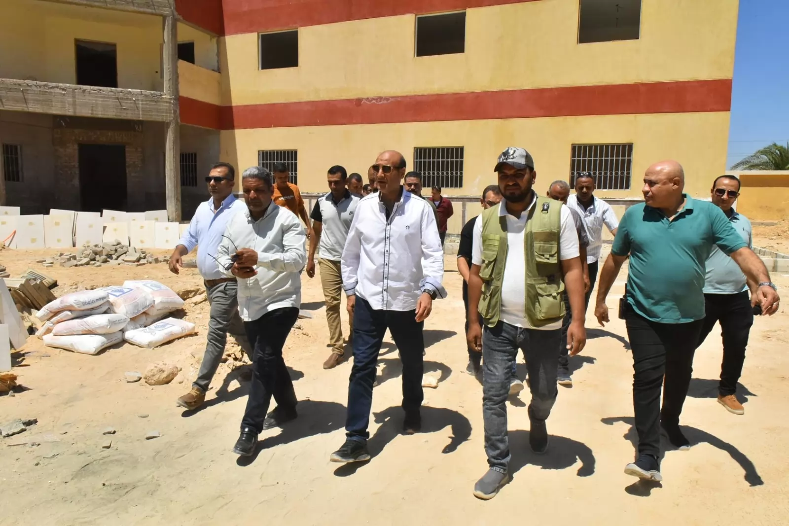  محافظ أسيوط يتفقد الأعمال الإنشائية بالسوق الحضري والساحات 