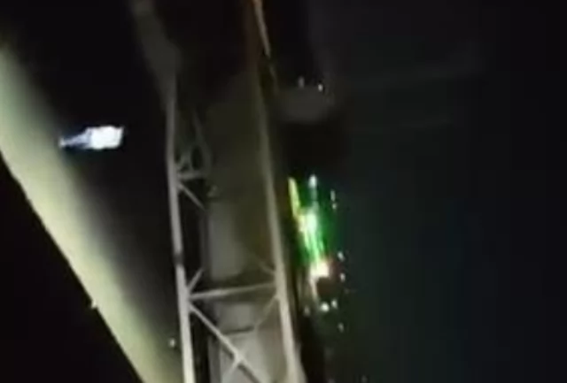 سقوط كوبري مشاة بطريق إثر اصطدام سيارة نقل ثقيل به فى كفر شكر